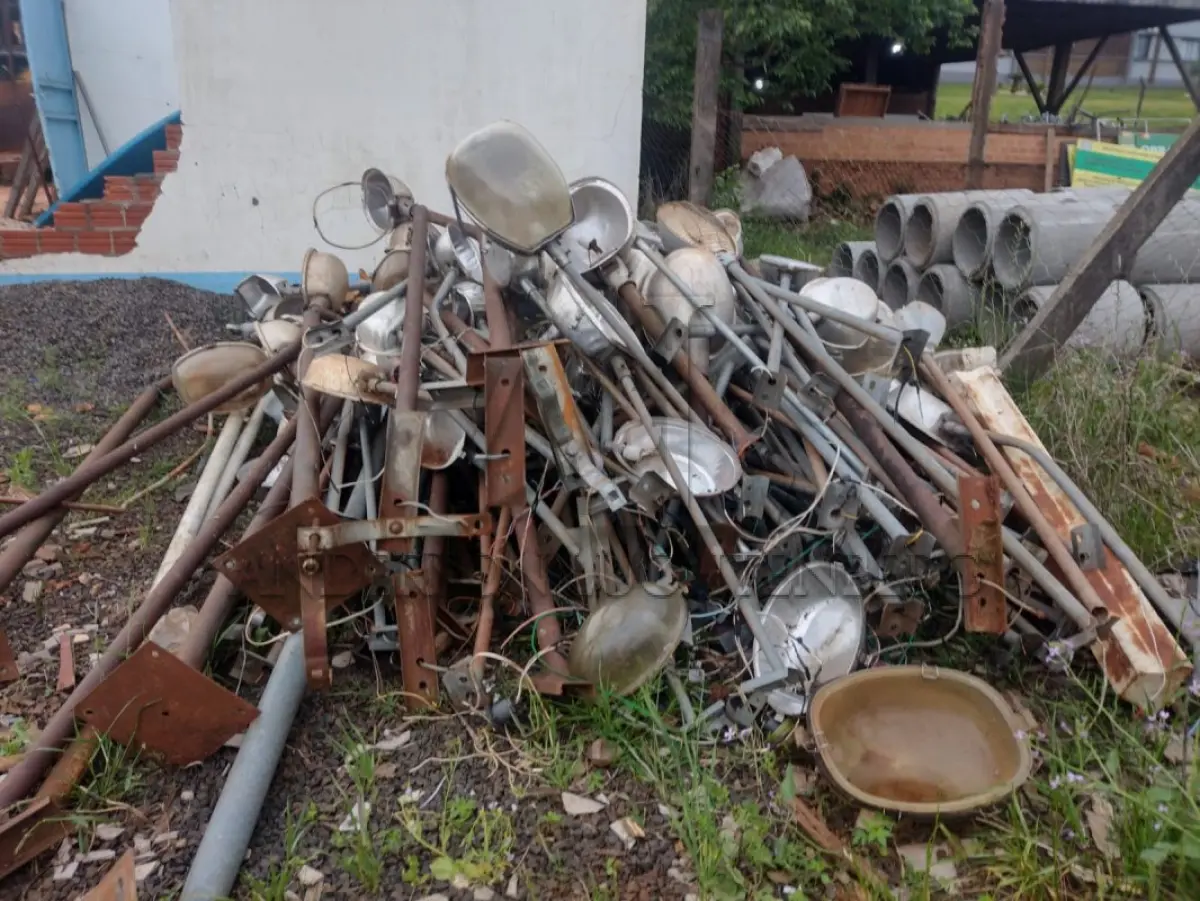 LOTE 019 - Sucata de ferrosa e  Sucatas de luminárias públicas
