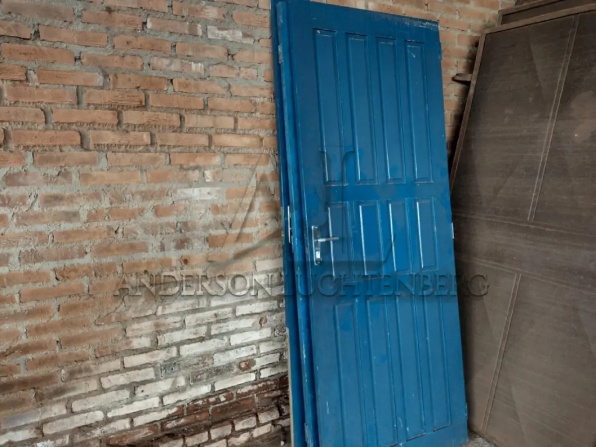 LOTE 018 - Lote de portas temperadas tamanhos diversos e 1 porta de madeira 2,10x 0,80