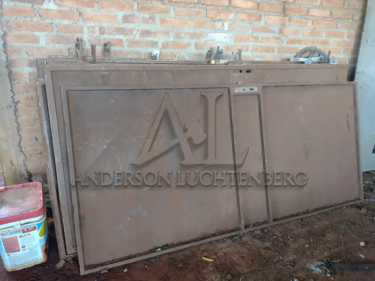 LOTE 020 - Portas de ferro  e Diversas janelas