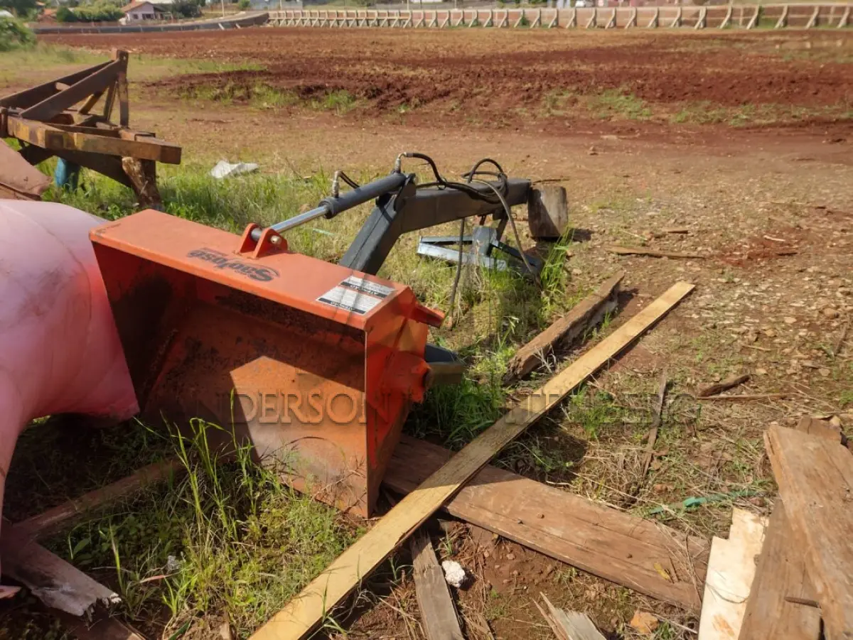 LOTE 013 - Pá carregadeira, capacidade 500kg com pistão hidráulico