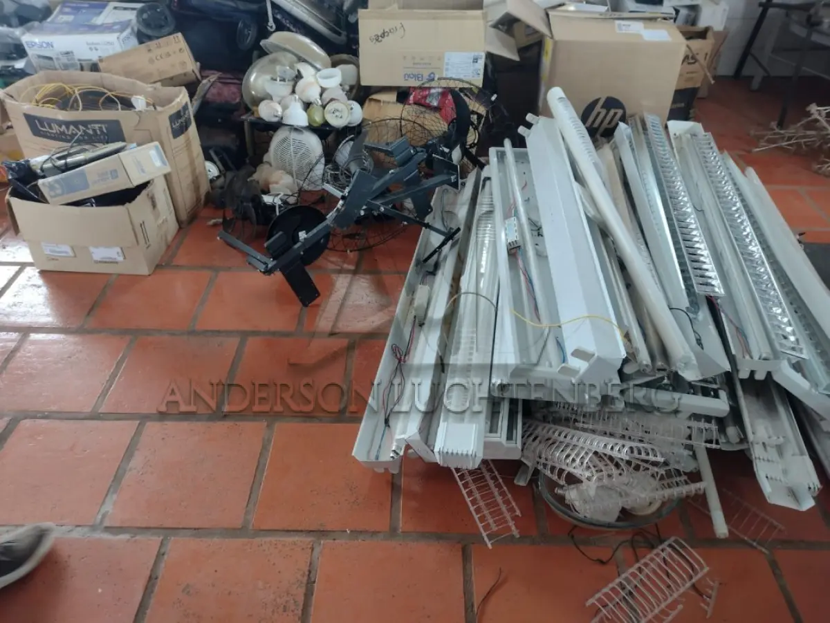 LOTE 026 - Sucatas de eletrônicos diversos