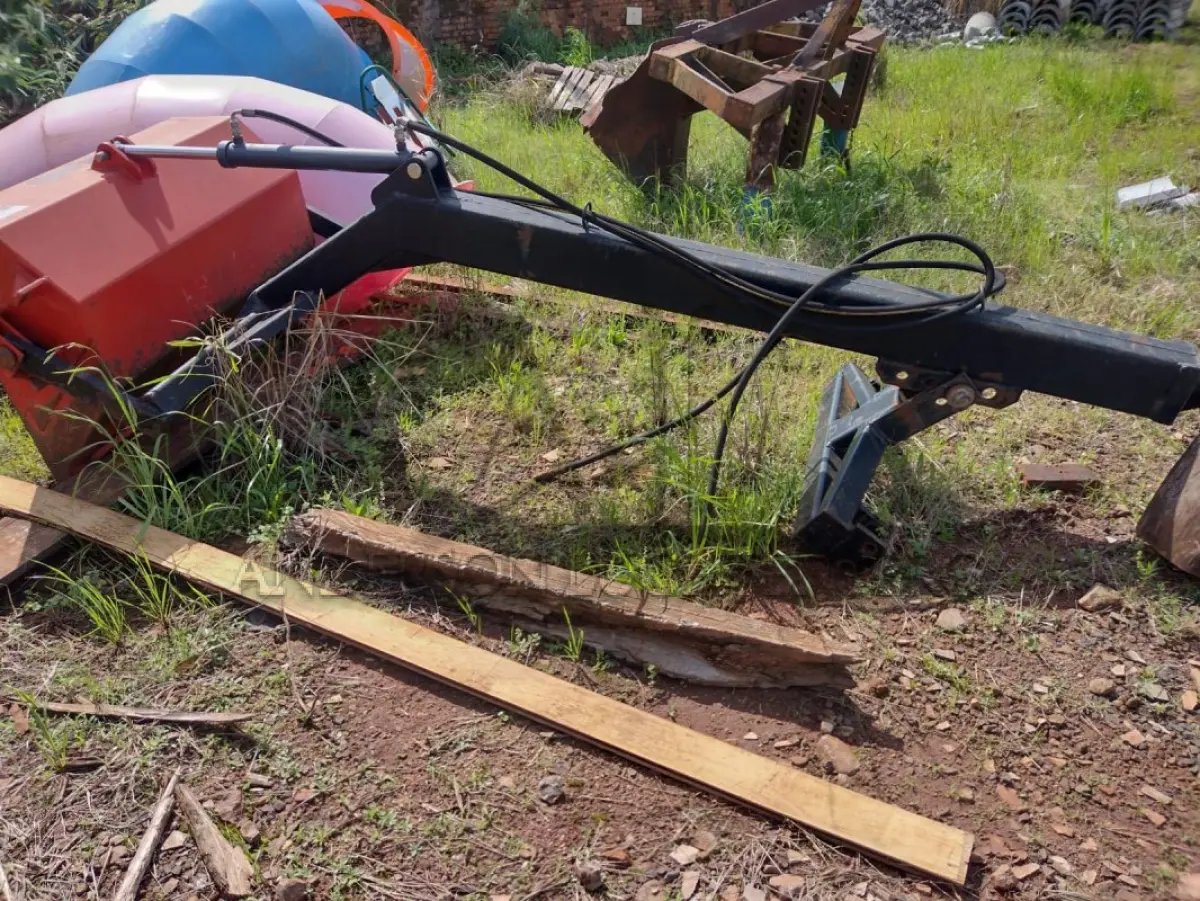 LOTE 013 - Pá carregadeira, capacidade 500kg com pistão hidráulico