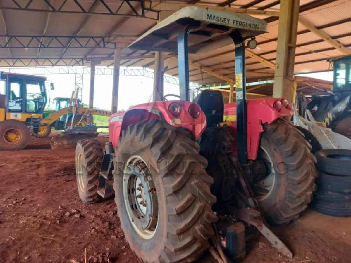 LOTE 007 - Trator de pneus Massey Ferguson 4283 4x4. Ano/mod 2015/2015