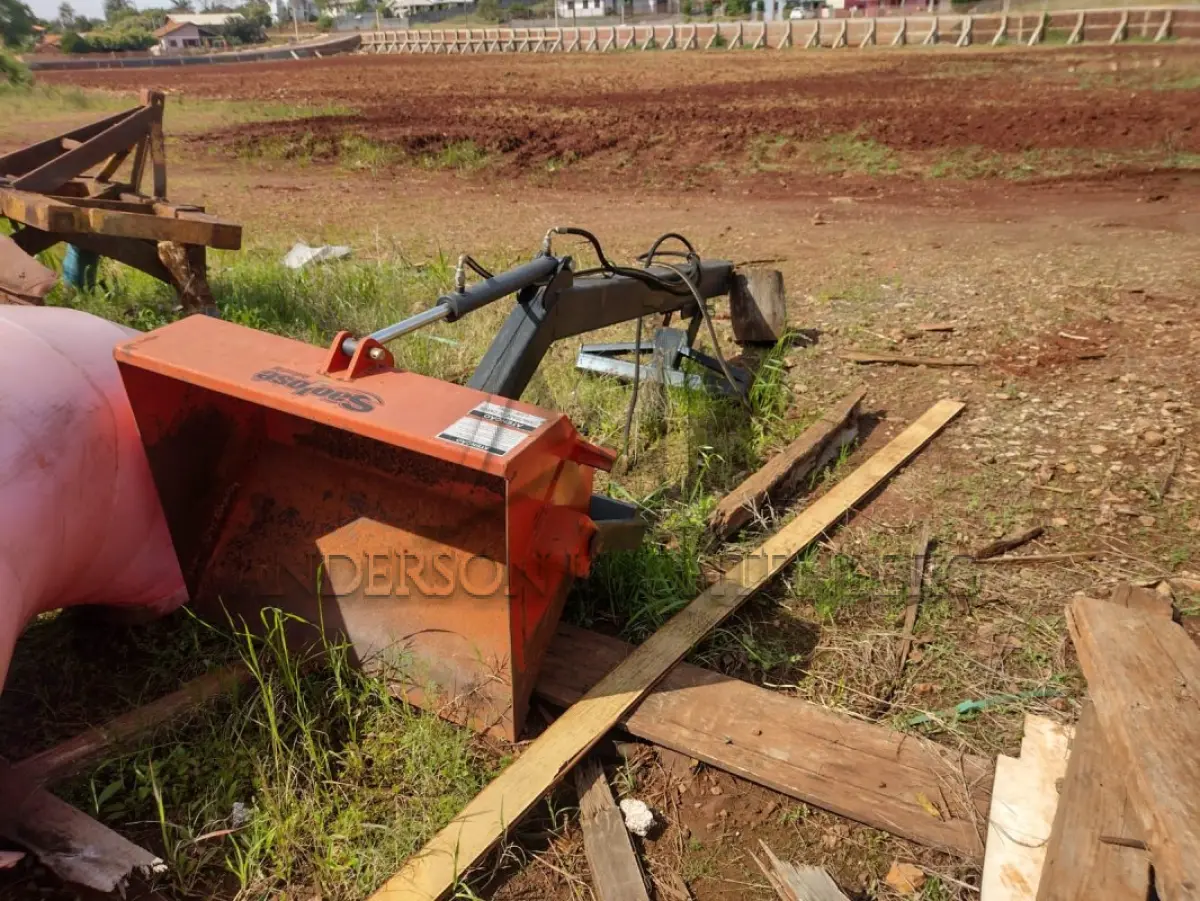 LOTE 013 - Pá carregadeira, capacidade 500kg com pistão hidráulico