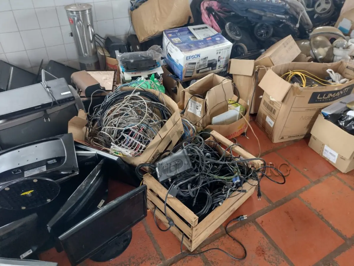 LOTE 026 - Sucatas de eletrônicos diversos