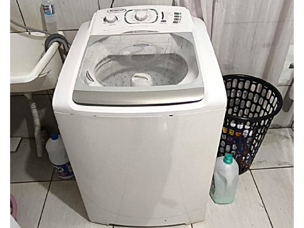 Máquina de lavar roupas 15kg, marca Eletrolux.