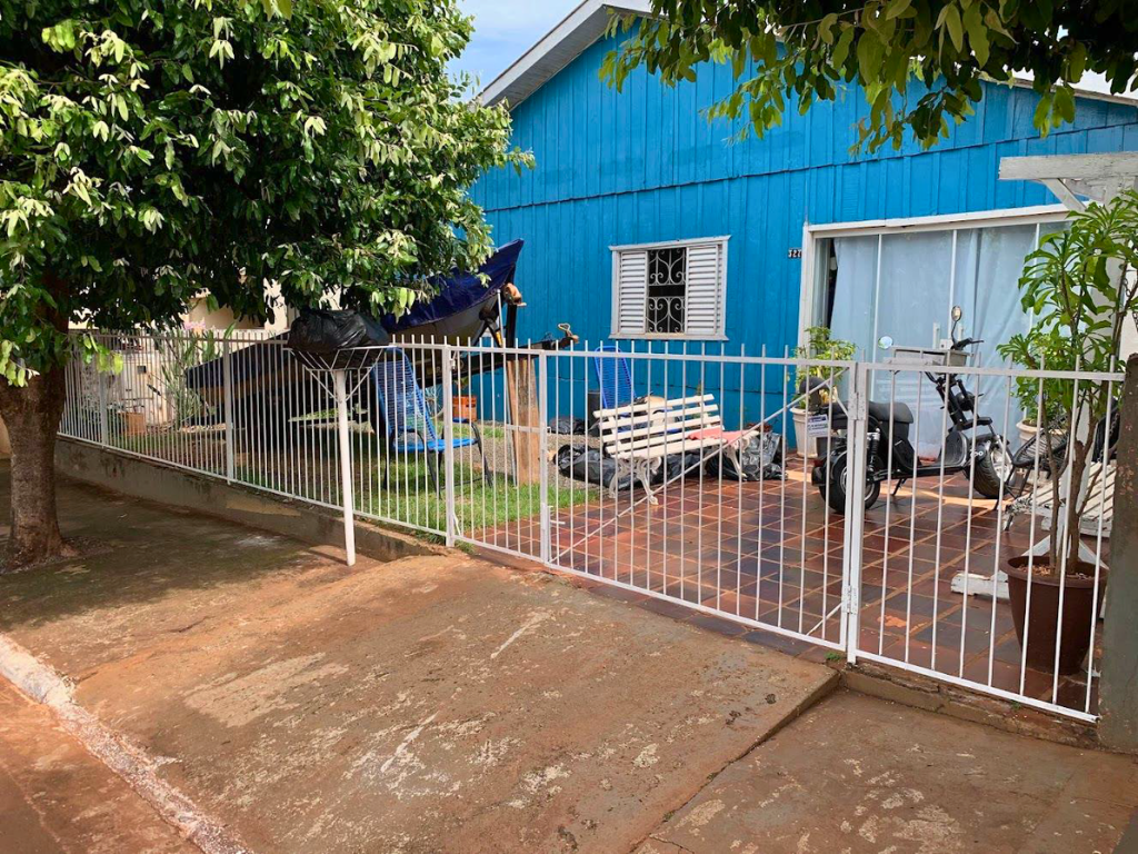 CASA  DE MADEIRA NA CIDADE DE PRIMEIRO DE MAIO - PR
