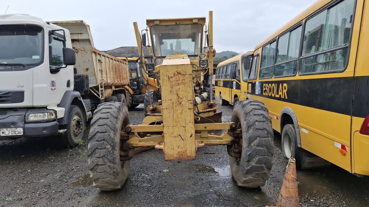 MOTONIVELADORA CATERPILLAR 140H - 1998 — foto 1 de 10